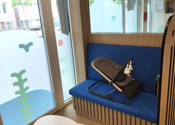Espace avec assise au sein de la Crèche Babilou Paris Alésia