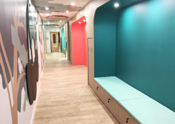 Entrée et couloir au sein de la Crèche Babilou Paris Alésia