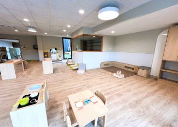 Pièce de vie lumineuse au sein de la Crèche Babilou Saint-Genis Laval Brignais