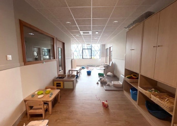Vue large de la salle d'éveil avec de nombreux jouets de part et d'autre au sein de la Crèche Babilou Tassin Gaulle 2
