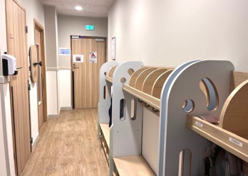 Entrée avec porte-manteaux au sein de la Crèche Babilou Tassin Gaulle 2