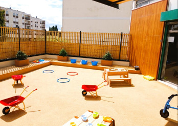 Extérieur avec jeux de la crèche Babilou Franconville Marais