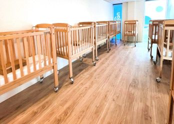 Dortoir avec lits pour enfant dans la au sein de la Crèche Babilou Saint-Genis Laval Brignais