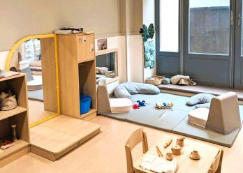 Salle d'éveil avec de nombreux jouets au sein de la Micro-crèche Babilou Toulouse Denfert Rochereau
