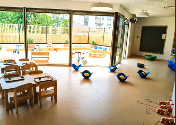 Salle d'activité avec des jeux pour enfants au sein de la crèche Babilou Franconville Marais