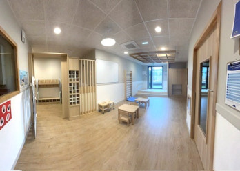 Vue large du hall d'accueil au sein de la Crèche Babilou Tassin Gaulle 2