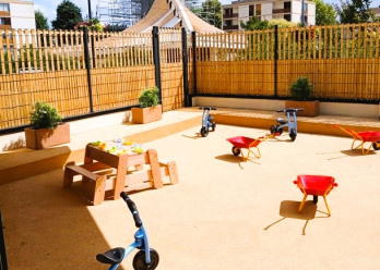 Jardin ensoleillé de la crèche Babilou Franconville Marais