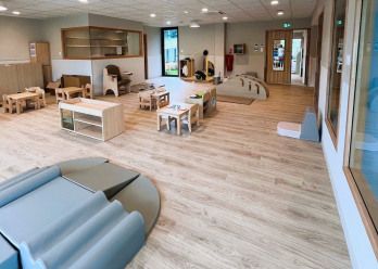 Vue d'ensemble de la salle d'éveil au sein de la Crèche Babilou Saint-Genis Laval Brignais