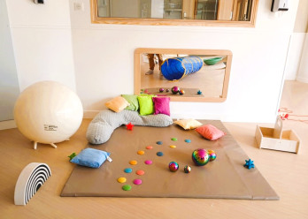 Tapis d'éveil destiné aux jeunes enfants, au sein de la crèche Babilou Franconville Marais