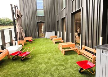 Jardin avec jouets pour enfants de la Crèche Babilou Saint-Genis Laval Brignais