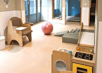 Salle d'éveil avec jeux et jouets au sein de la Micro-crèche Babilou Toulouse Denfert Rochereau