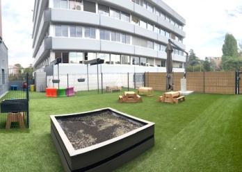 Jardin avec jouets au sein de la Crèche Babilou Tassin Gaulle 2