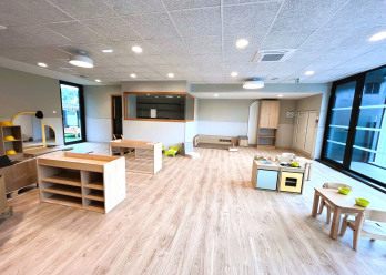 Vaste espace d'éveil au sein de la Crèche Babilou Saint-Genis Laval Brignais