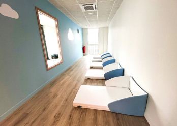 Vue d'ensemble d'un dortoir au sein de la Crèche Babilou Saint-Genis Laval Brignais
