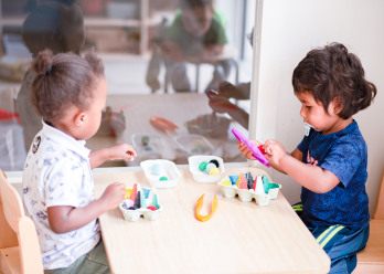 Deux enfant faisant un jeu d'imitation au sein d'une crèche Babilou