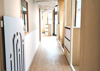 Entrée et couloir de la crèche Babilou Toulouse Lascrosses.