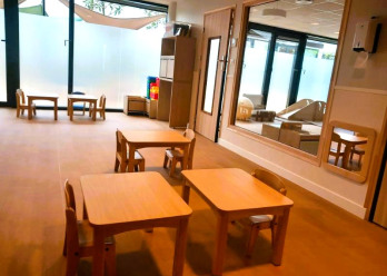 Tables et chaises en bois au sein de la crèche Babilou Clichy Liberté