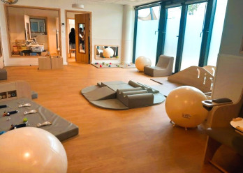 Vue large de l'espace intérieur de la crèche Babilou Clichy Liberté