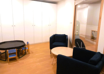 Espace avec canapés et table basse pour enfant au sein de la crèche Babilou Clichy Liberté