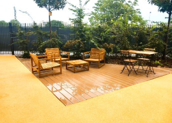 Extérieur avec jeux au sein de la crèche Babilou Clichy Liberté