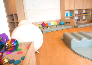 Différents pôle de jeux au sein de la crèche Babilou Clichy Liberté