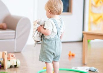 Enfants jouant dans l'espace de la crèche
