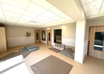 Vue d'ensemble de la salle pédagogique de la crèche Babilou Cahors 7e Régiment