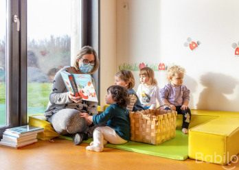 Echange entre professionnelle et enfants au sein de la crèche Babilou Beuvry Marais