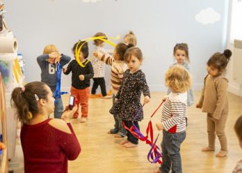 Groupe d'enfants jouant ensemble dans une salle d'activité au sein d'une crèche Babilou
