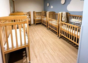 Dortoir avec lits à barreaux au sein de la crèche Babilou Francheville Torey