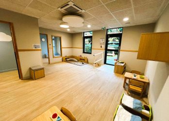 Grand espace lumineux avec jouets au sein de la crèche Babilou Francheville Torey