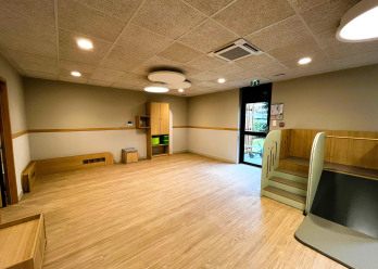 Jouet d'éveil et structures en bois au sein de la crèche Babilou Francheville Torey