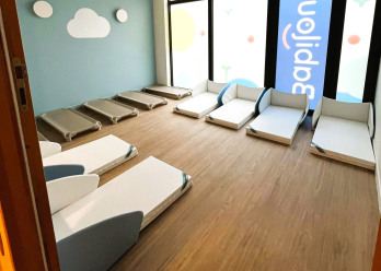 Dortoir avec lits au sol au sein de la crèche Babilou Francheville Torey