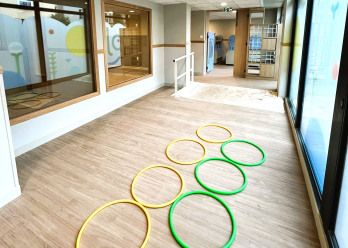 Cerceaux et jouets au sein de la crèche Babilou Francheville Torey