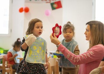 Enfant et pro jouant ensemble