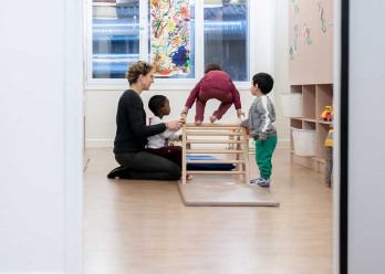 Groupe composé d'une professionnelle et d'enfants au sein d'une crèche Babilou