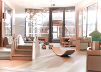 Espace intérieur très lumineux au sein de la crèche Babilou Lezennes Moulin