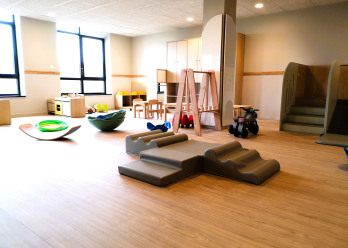 Vue d'ensemble de la salle d'éveil au sein de la crèche Babilou Pacé Trieux 