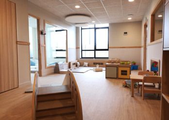 Espace lumineux au sein de la crèche Babilou Pacé Trieux 