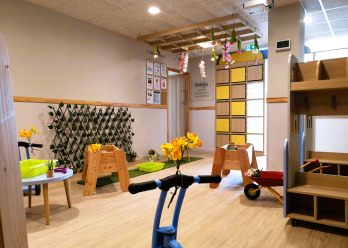 Espace de jeux avec mur végétalisé au sein de la crèche Babilou Pacé Trieux 