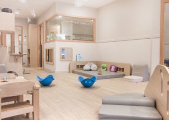 Vastes espaces luminueux de jeux et d'éveil au sein de la crèche Babilou Lezennes Moulin