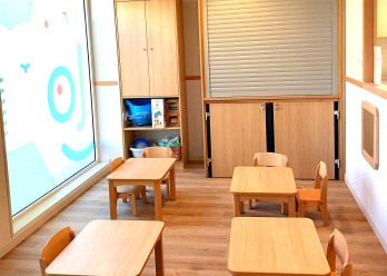 Salle de repas dans la crèche Babilou Antibes Deuxième Avenue