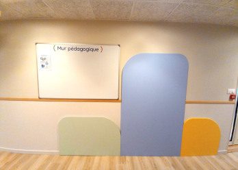 Mur pédagogique dans la crèche Babilou Antibes Deuxième Avenue
