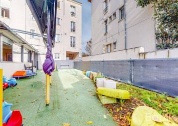 Extérieur de la crèche Babilou Montrouge Verdier avec jouets