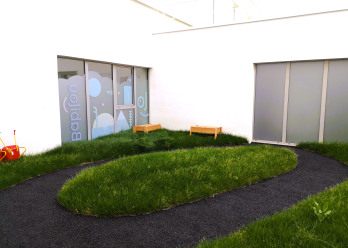 Jardin au sein de la Crèche Babilou Saint-Nazaire Normandie