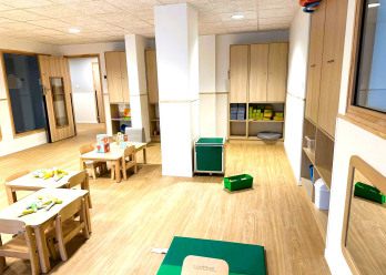 Tables et chaises au sein de la Crèche Babilou Eragny Guichard