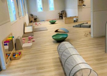 Pièce principale de la Crèche Babilou Cergy La Constellation avec différents jouets