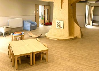 Espace d'activité au sein de la Crèche Babilou Levallois Vergniaud avec arbre au centre