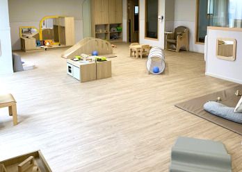 Différents modules et jouets d'éveil au sein de la Crèche Babilou Levallois Vergniaud 