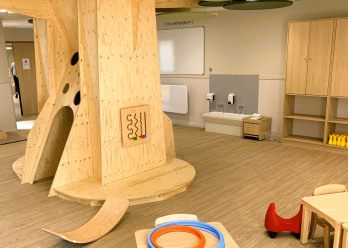 Arbre au centre de la pièce principale de la Crèche Babilou Levallois Vergniaud 